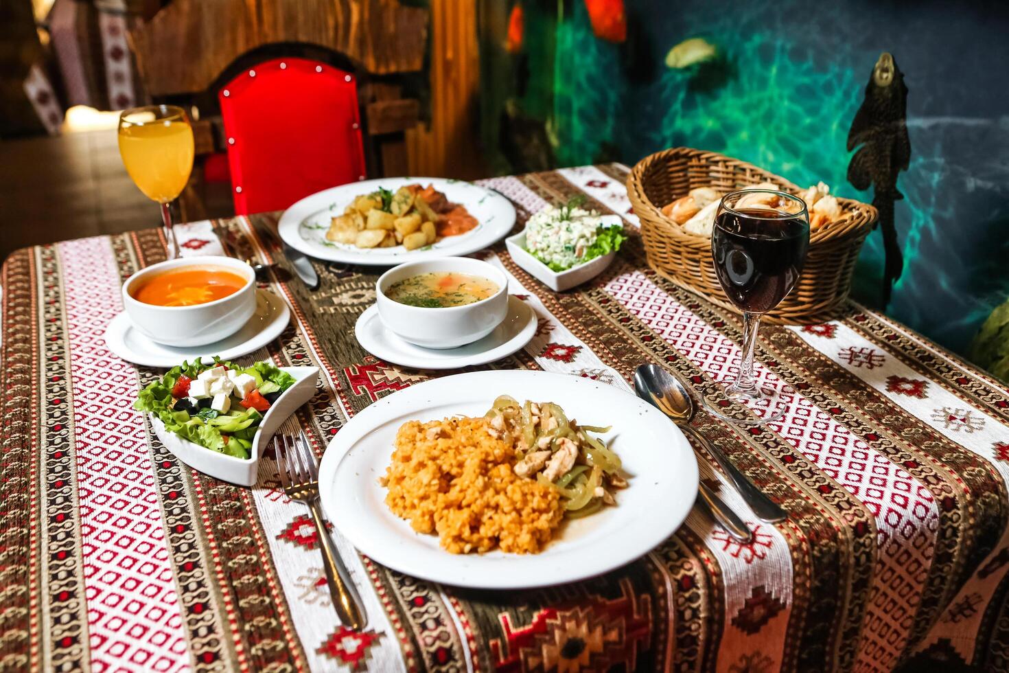 Tabelle mit Platten von Essen und Schalen von Suppe foto