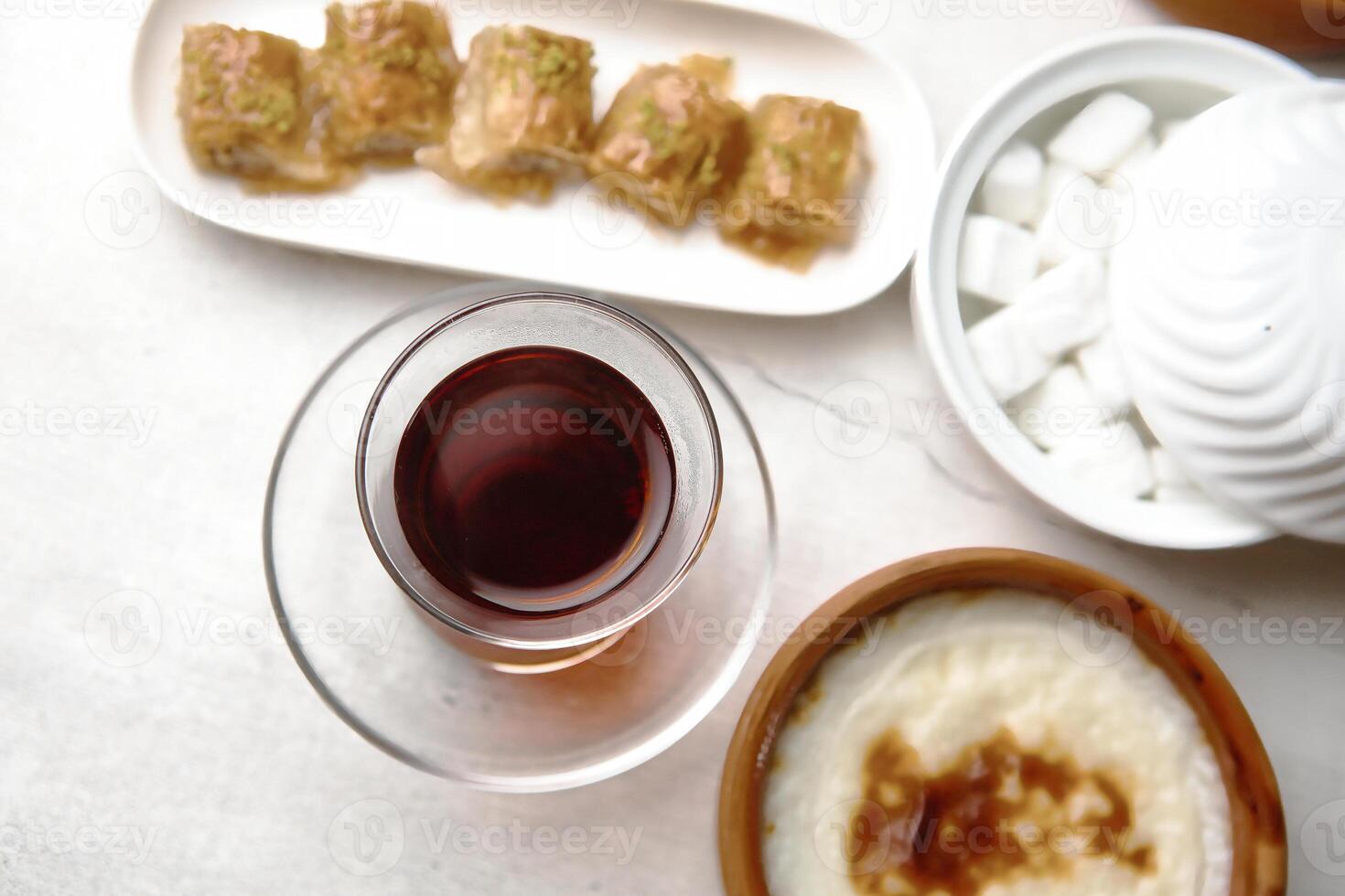 Tabelle geschmückt mit köstlich Verbreitung von Essen und Getränke foto