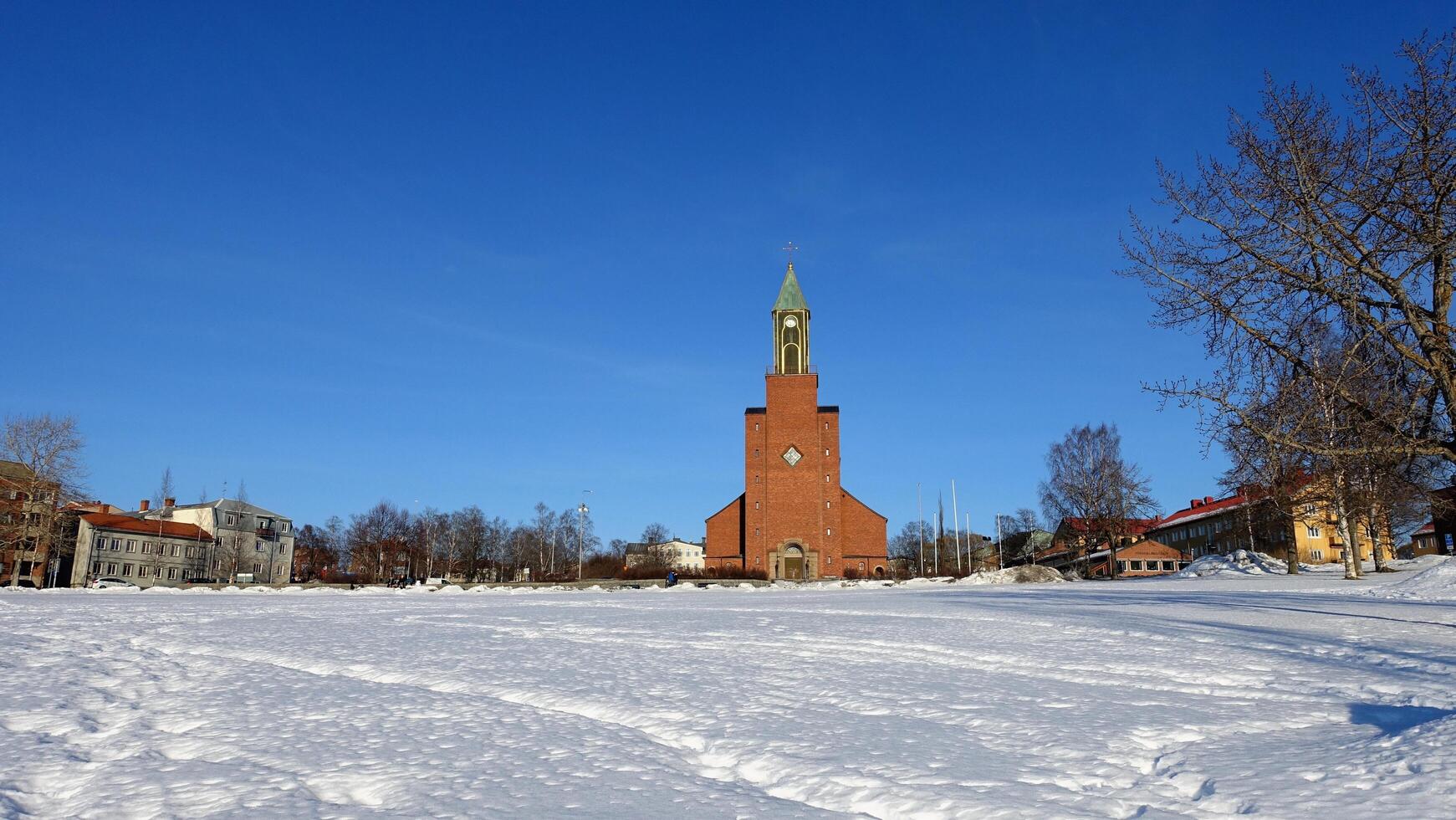 Östersund, Schweden, März 11, 2022 das Vorderseite von das imposant großartig Kirche gegenüber das See während diese Winter. foto