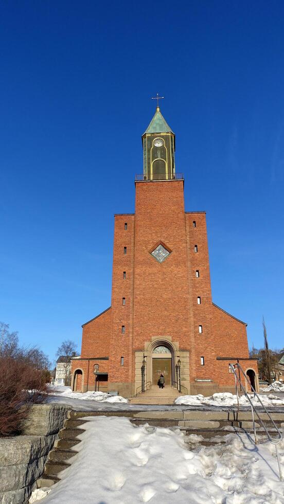 Östersund, Schweden, März 11, 2022 das Vorderseite von das imposant großartig Kirche gegenüber das See während diese Winter. foto