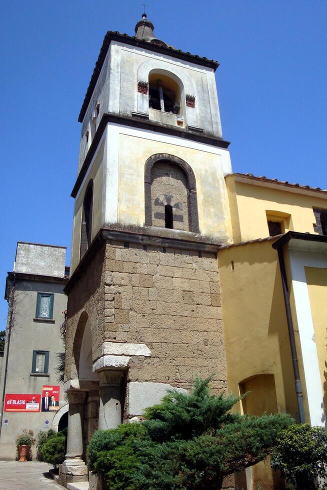sant'agata de goti, Italien, Europa - - Juli 21, 2019. das Glocke Turm von das Kirche foto