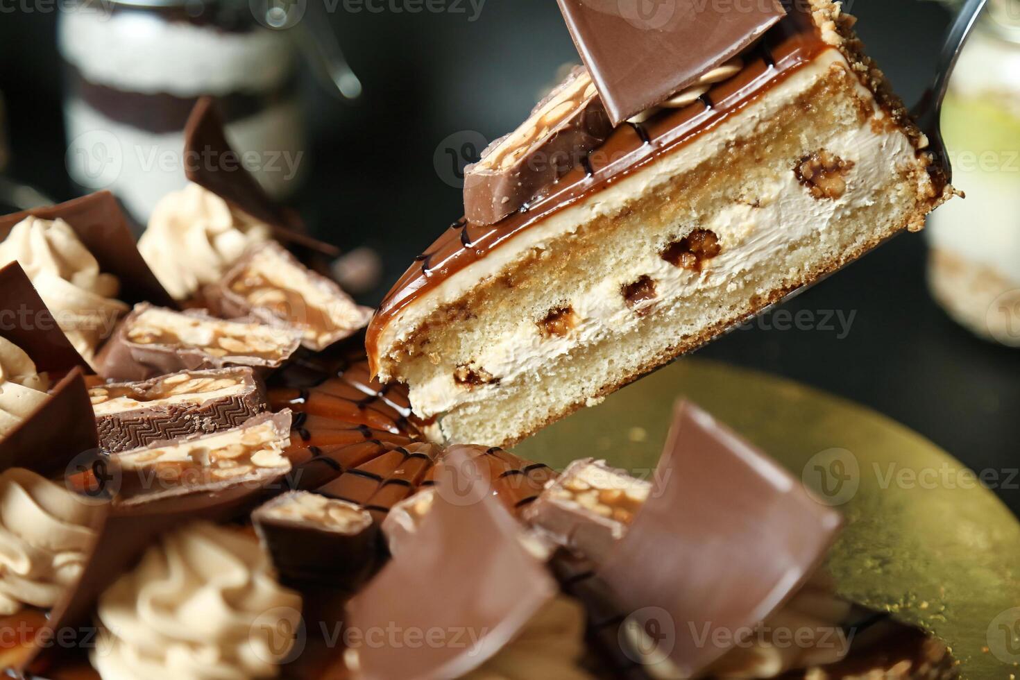 Nahansicht von Schokolade Kuchen Scheibe auf Weiß Teller foto