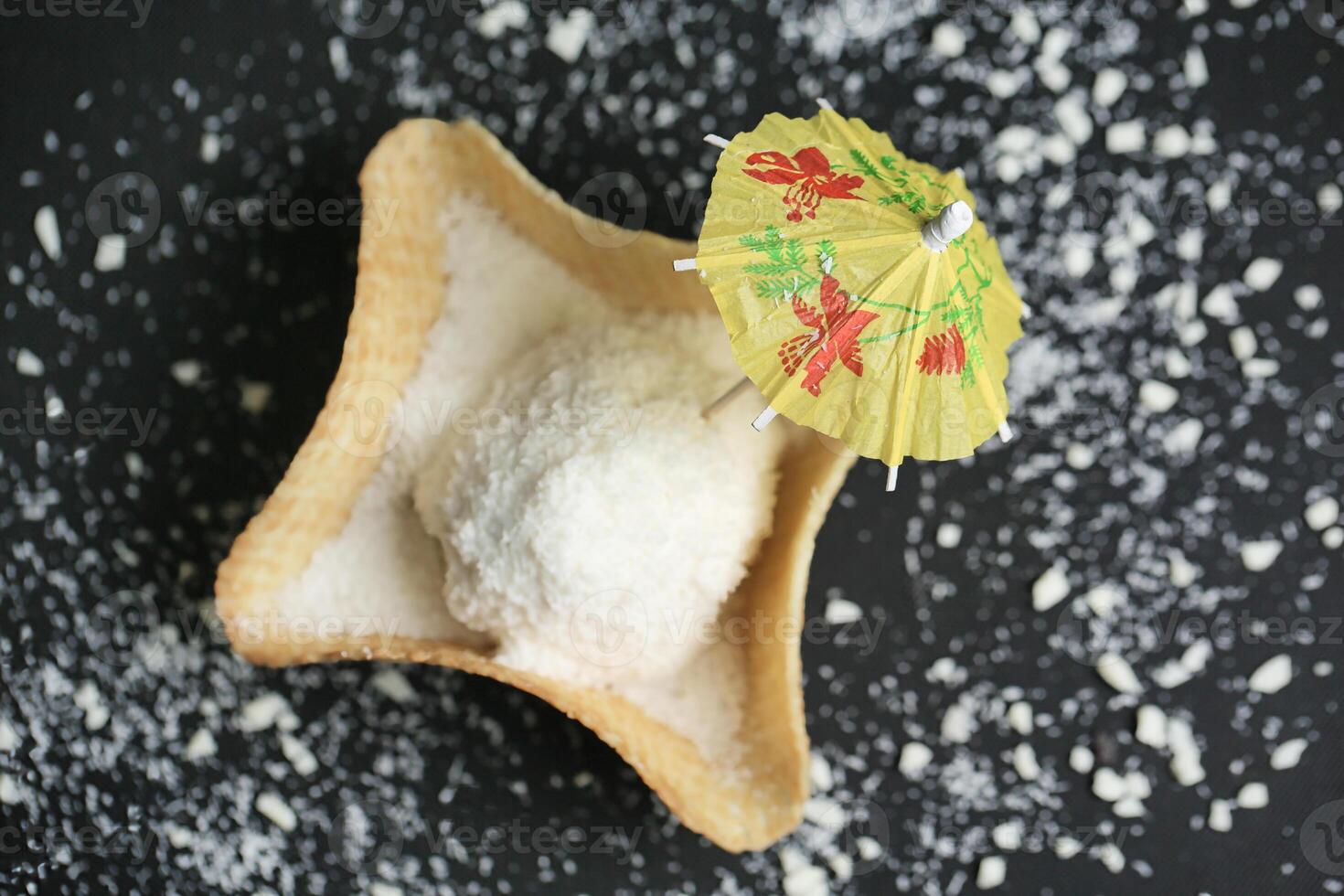 bunt Teller von Essen mit Papier Regenschirm Garnierung foto