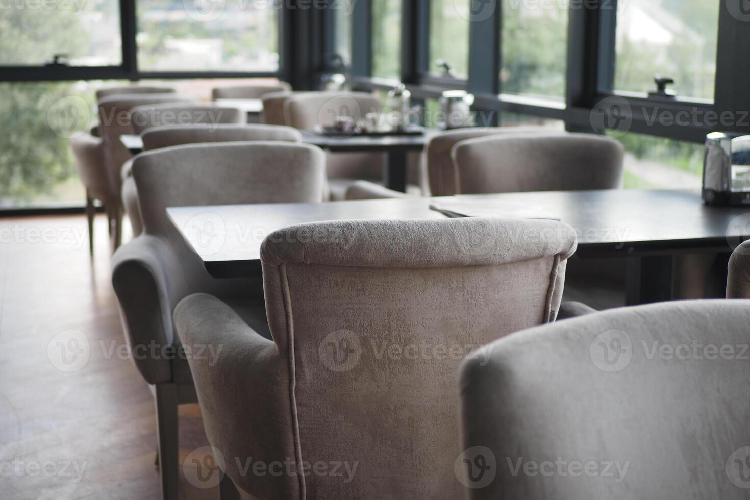 modern Sofa beim Kaffee Geschäft zum entspannend foto