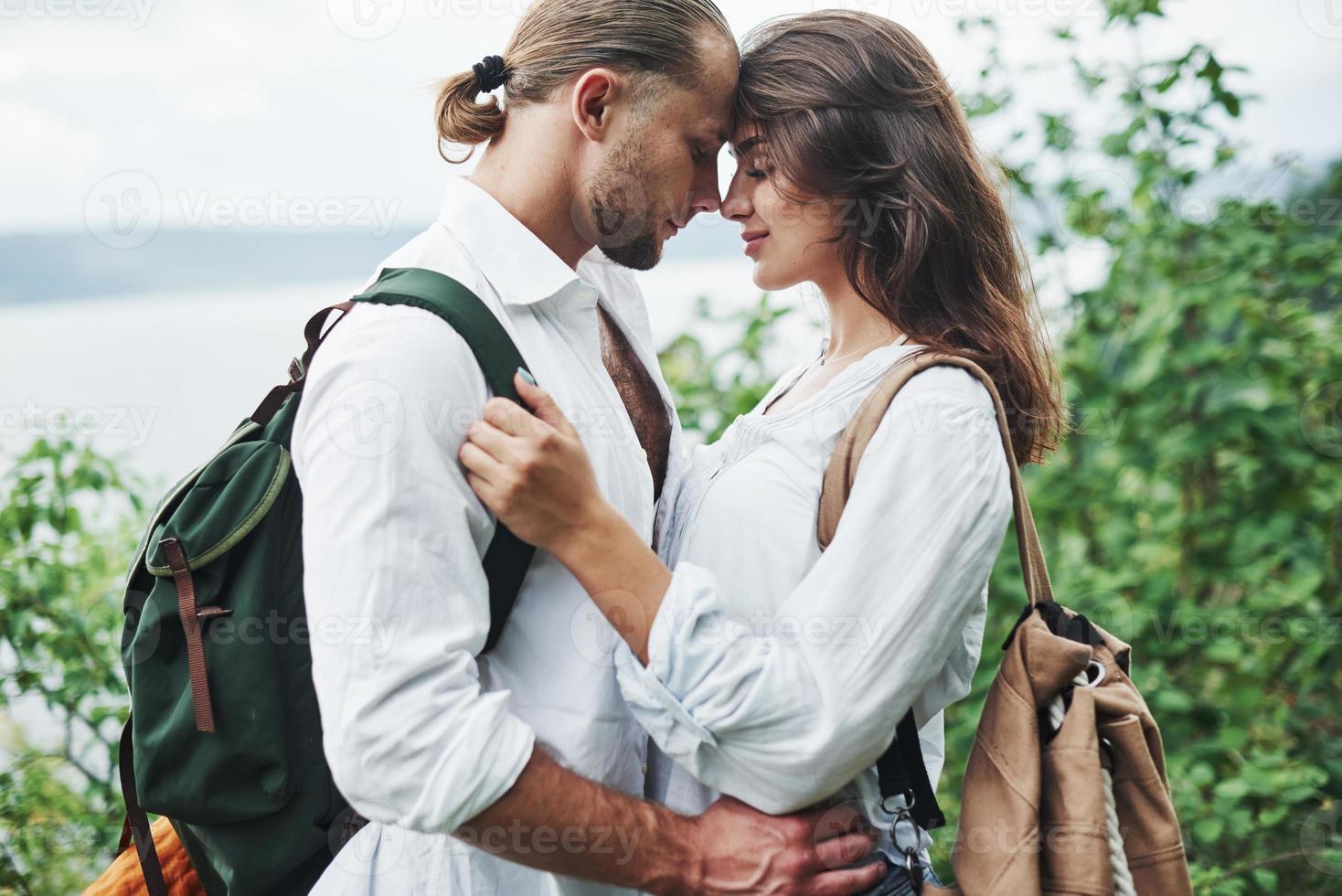 tiefe Liebe. junges Paar hat beschlossen, seinen Urlaub aktiv in der Nähe des Sees im Hintergrund zu verbringen foto