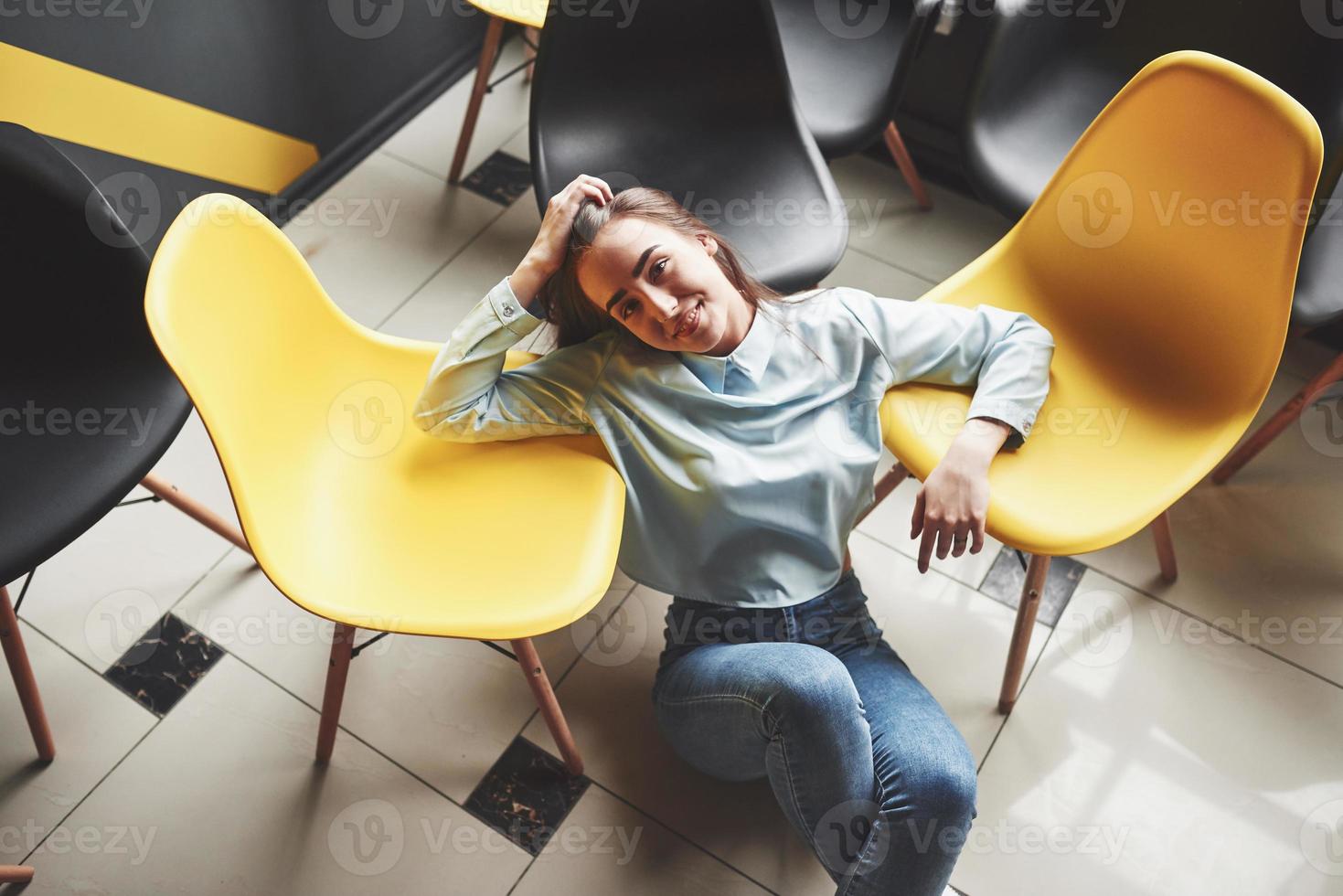 schönes junges mädchen verbringt ihre zeit im erholungsgebiet. positive Emotionen, Gefühle und Gesichtsausdrücke foto