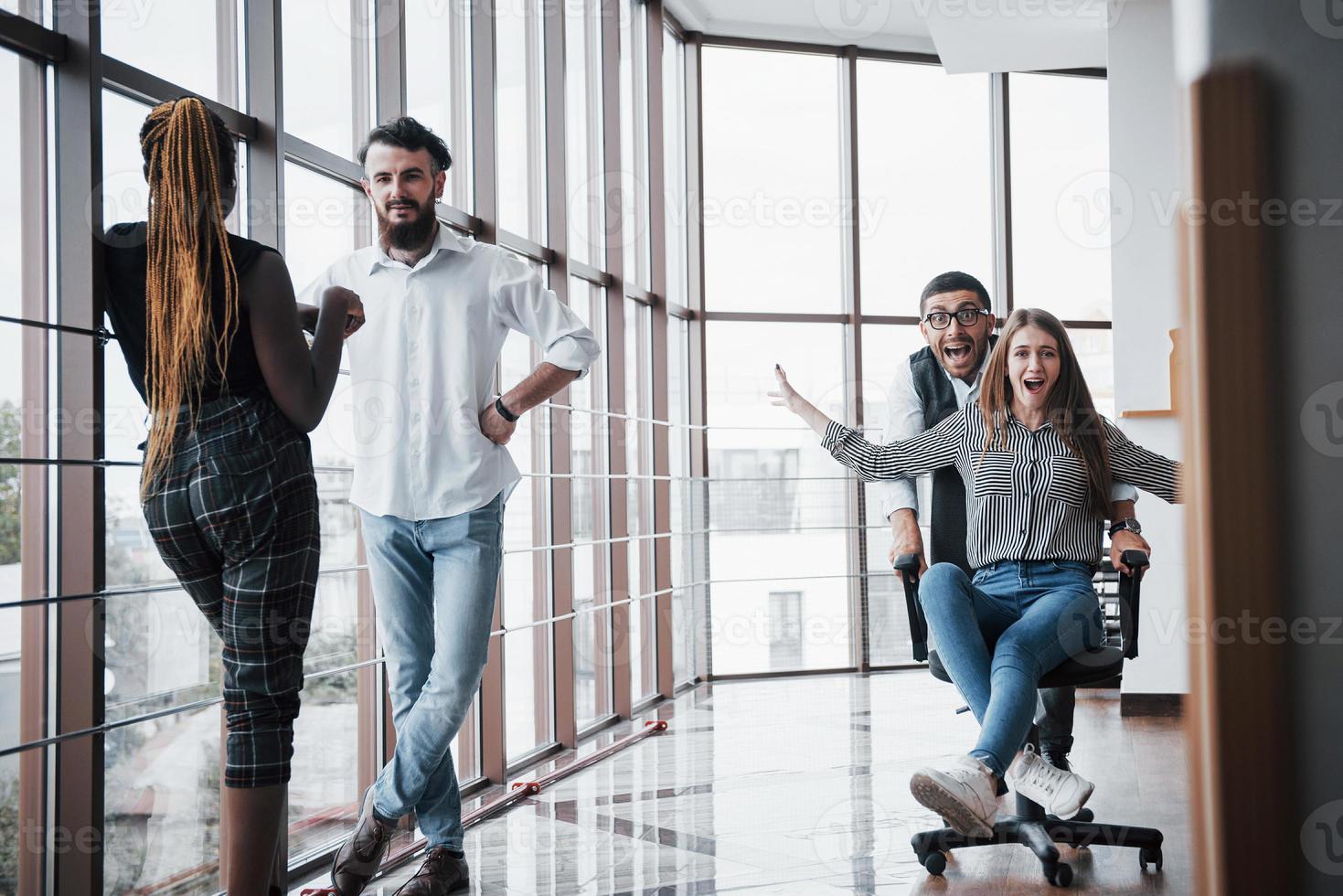 eine gruppe von geschäftsleuten, die spaß im büro haben. einen erfolgreichen Vertrag feiern. foto