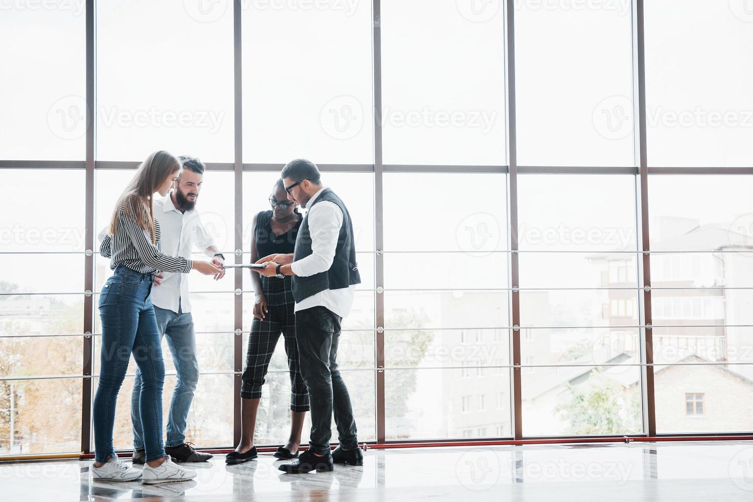 junge Geschäftsleute diskutieren bei einem Meeting im Büro gemeinsam über neue kreative Ideen foto