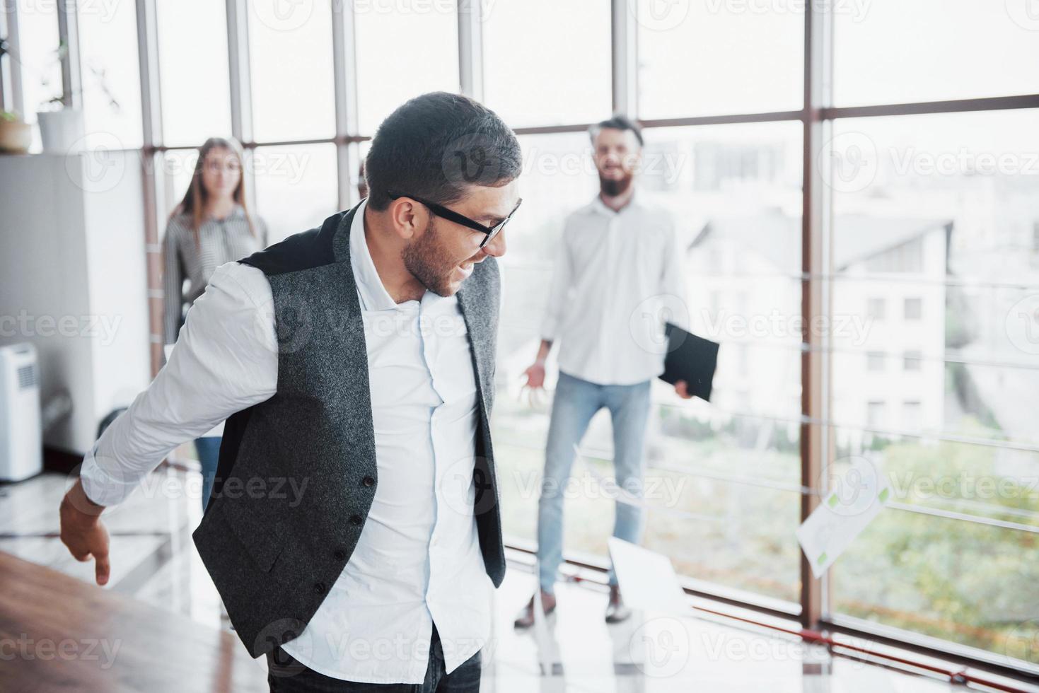 ein gutaussehendes Team junger Arbeiter im Büro, die Dokumente über die Freude werfen, den Fall zu unterschreiben. foto