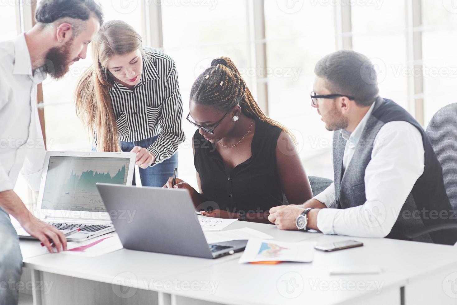 alles im Job. Teamarbeiter treffen sich und sprechen über die Planung ihres Geschäfts foto