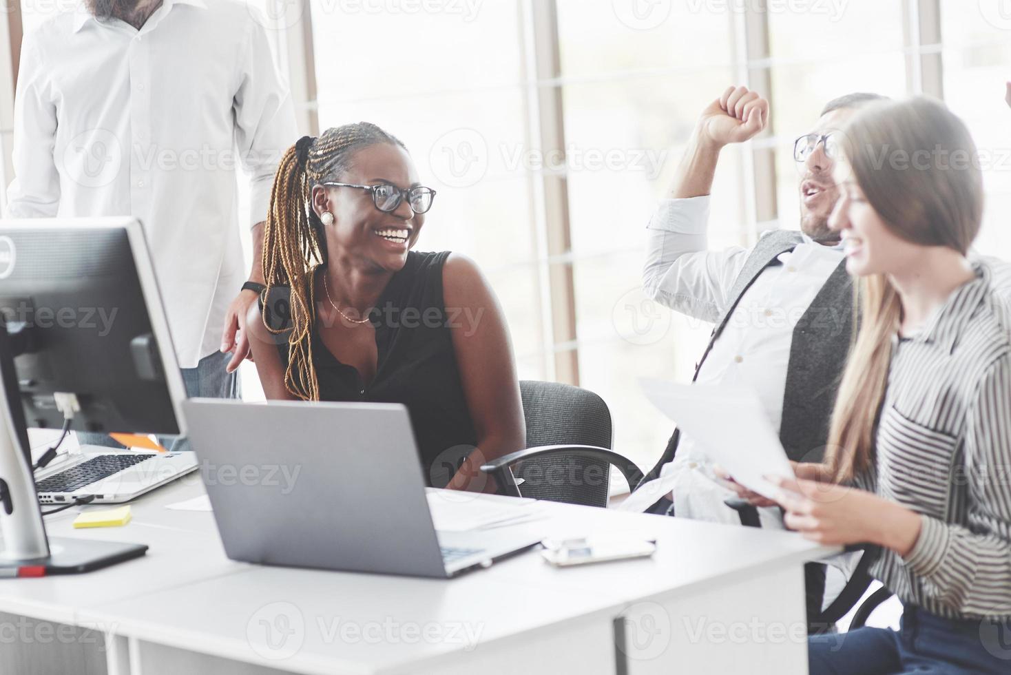 lächelnde Teamworker ist auf Erfolgskurs. Du kannst es fühlen foto