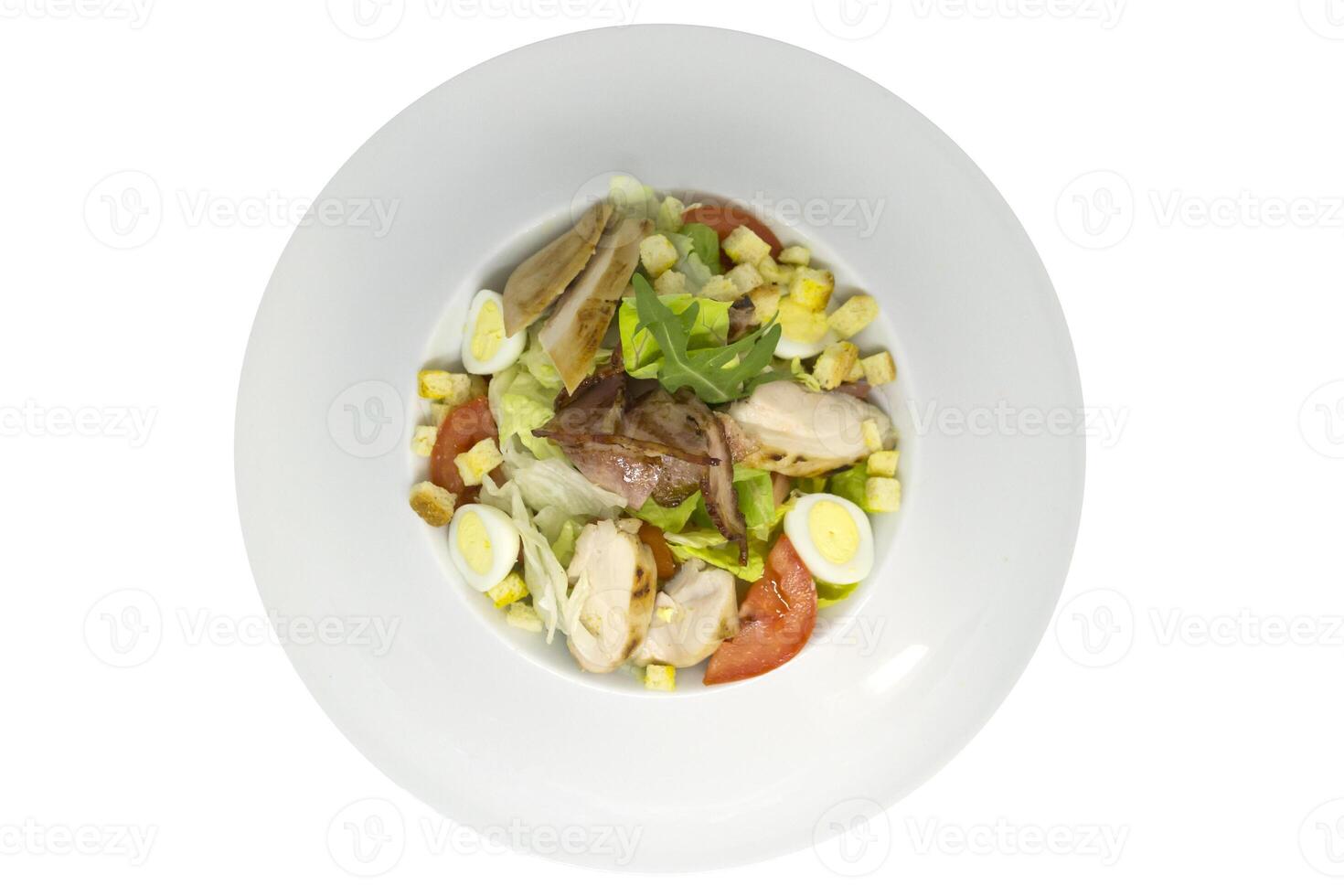 Salat mit Fleisch isoliert auf Weiß Hintergrund foto