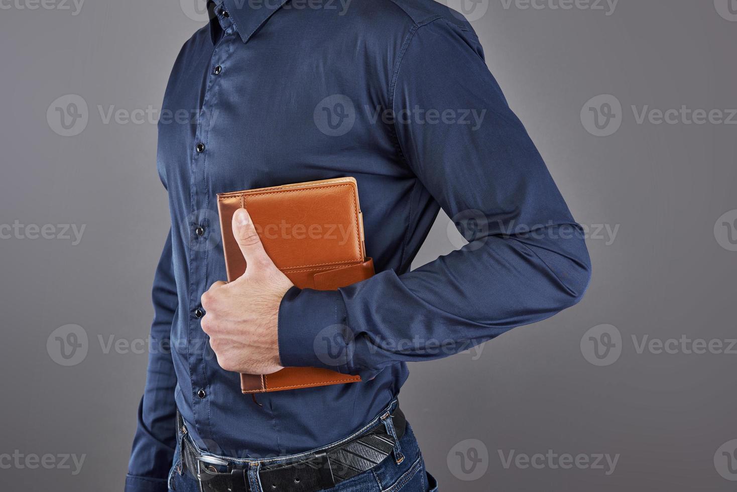 Porträt eines gutaussehenden bärtigen Mannes mit Buch auf Händen foto