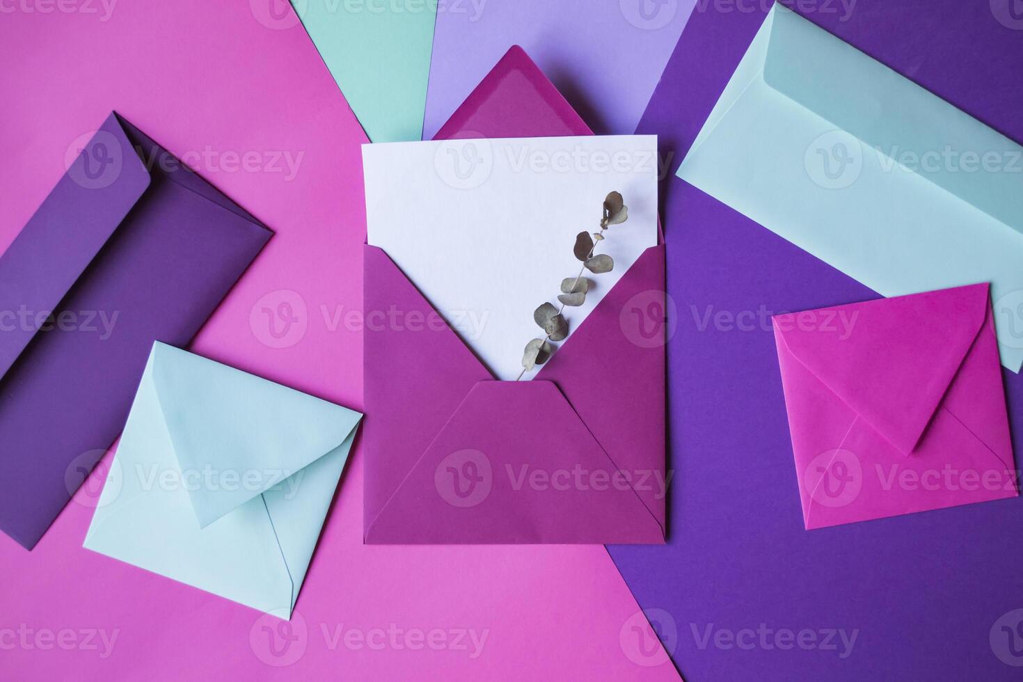 das Rosa Briefumschlag mit Hinweis leer auf ein bunt Hintergrund. foto