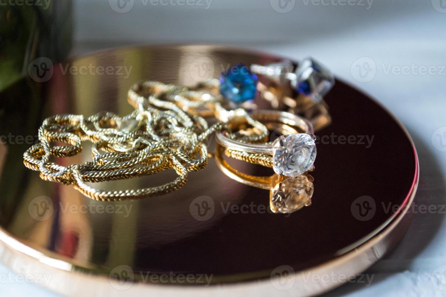 golden Ring mit Diamanten. weiblich Schmuck auf ein Tisch, schließen hoch. foto