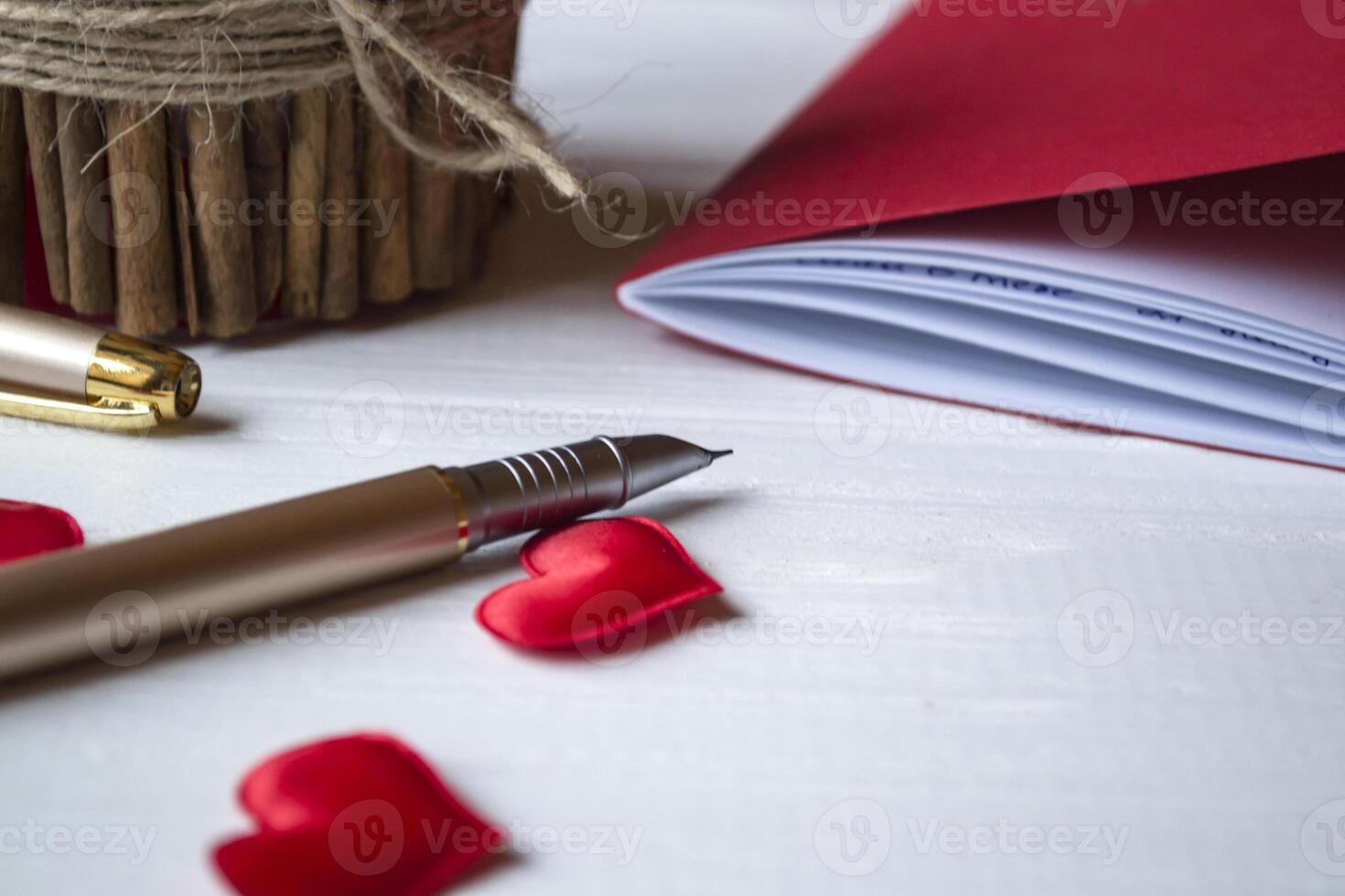 rot Notizbuch, Kerze und Liebe Herzen auf ein Schreibtisch. foto