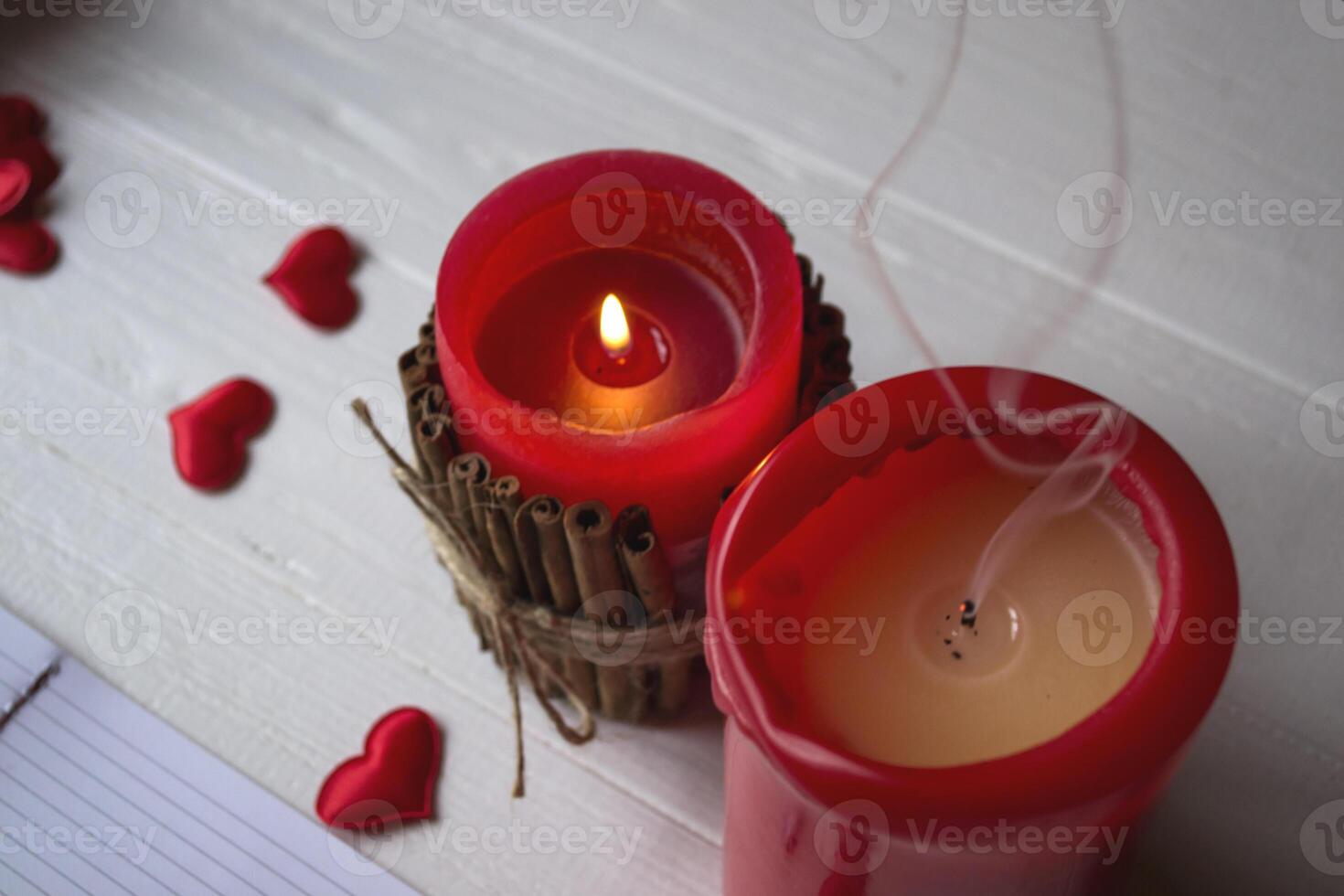 rot Kerzen und Liebe Herzen auf das Tisch, schließen hoch. foto