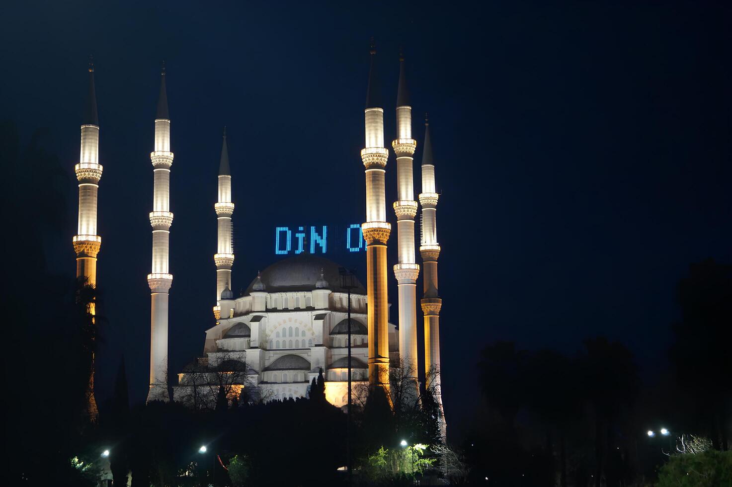 ein groß Weiß Moschee mit ein Blau Zeichen foto