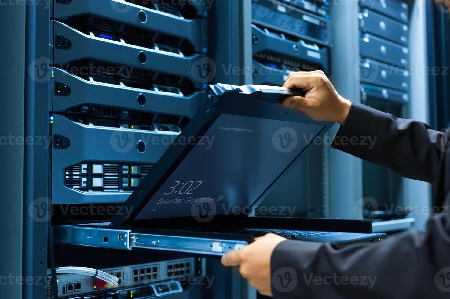 es Ingenieur reparieren ein Server im ein Rechenzentrum foto