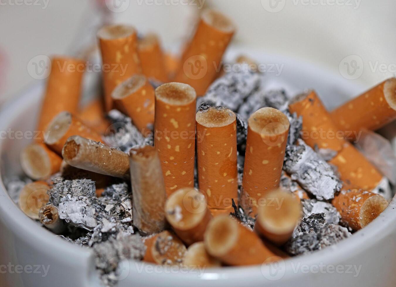 voll Aschenbecher von Zigaretten schließen oben Makro Aussicht Rauchen Gewohnheiten hi-res Lager Fotografie und Bilder hoch Qualität groß Größe sofortig herunterladen foto