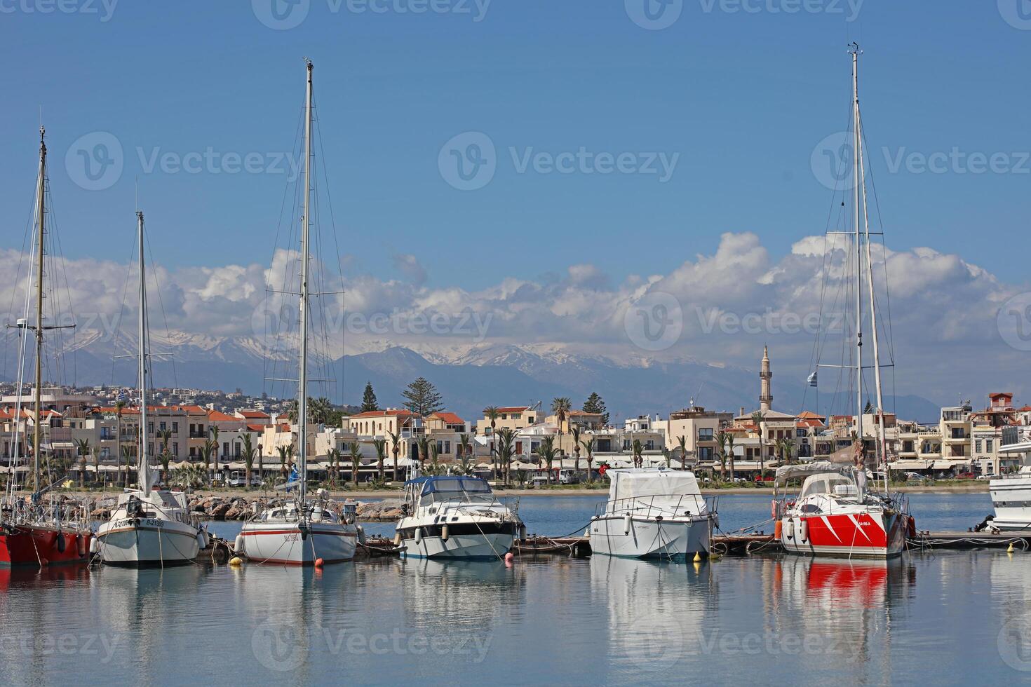 Rethymno, Griechenland, Freitag 15 März 2024 Kreta Insel Ferien erkunden das Stadt Hafen Riviera Luxus Yachten schließen oben Sommer- Hintergrund Karneval Jahreszeit hoch Qualität groß Größe Drucke foto