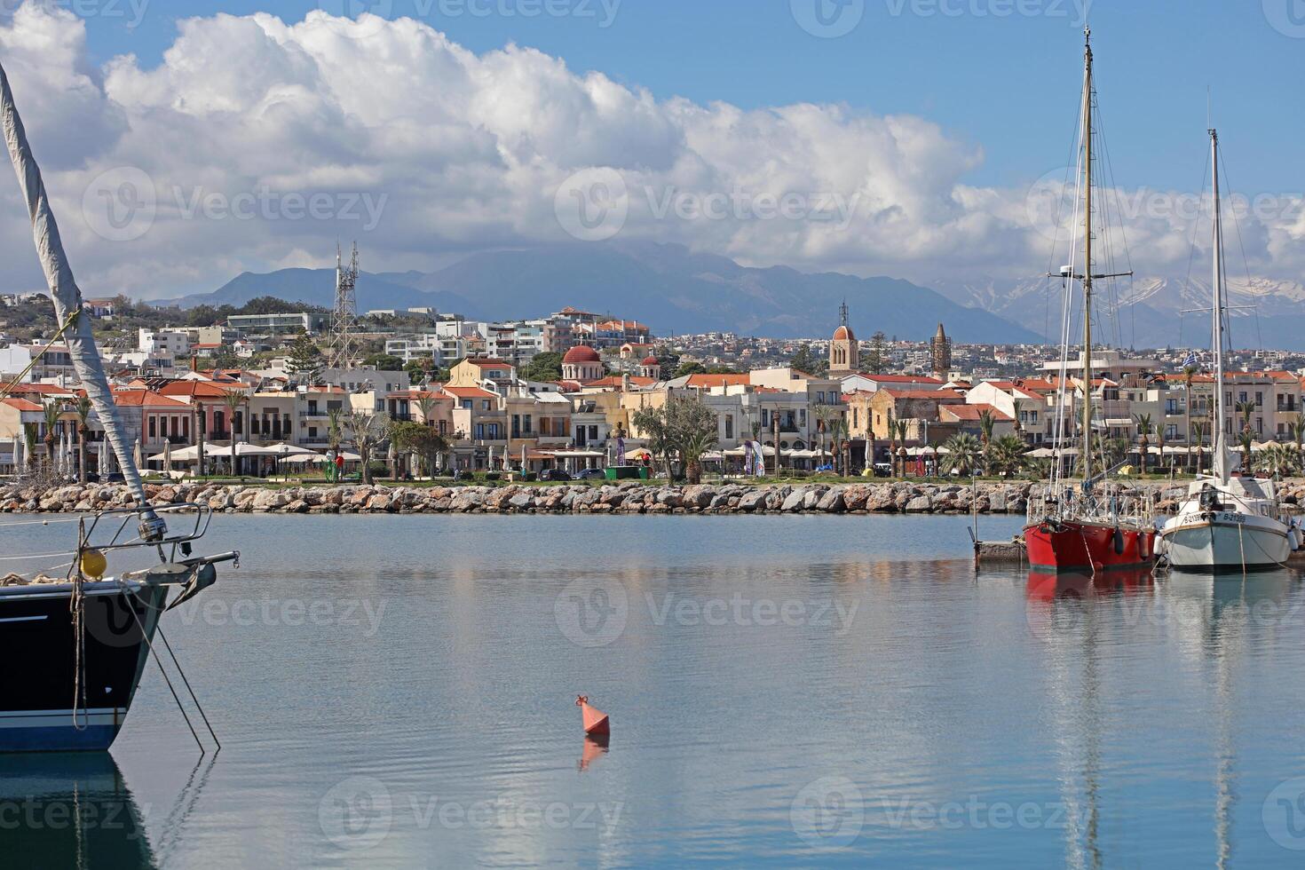 Rethymno, Griechenland, Freitag 15 März 2024 Kreta Insel Ferien erkunden das Stadt Hafen Riviera Luxus Yachten schließen oben Sommer- Hintergrund Karneval Jahreszeit hoch Qualität groß Größe Drucke foto