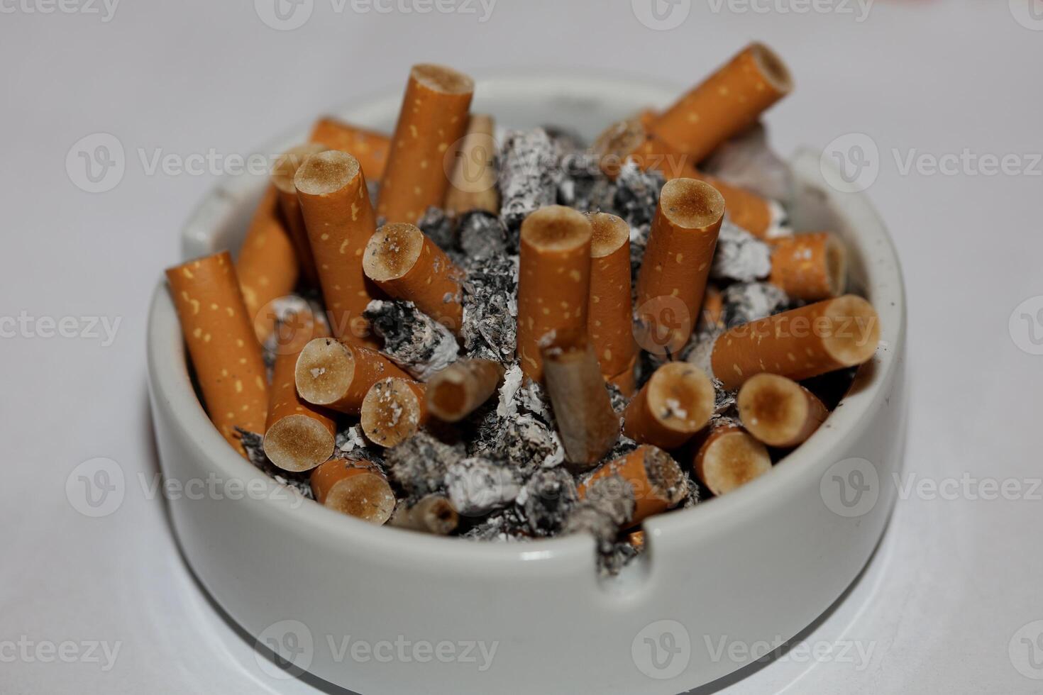 voll Aschenbecher von Zigaretten schließen oben Makro Aussicht Rauchen Gewohnheiten hi-res Lager Fotografie und Bilder hoch Qualität groß Größe sofortig herunterladen foto