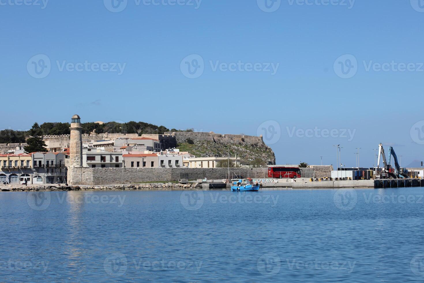 Rethymno, Griechenland, Freitag 15 März 2024 Kreta Insel Ferien erkunden das Stadt alt Hafen Riviera Luxus Yachten schließen oben Sommer- Hintergrund Karneval Jahreszeit hoch Qualität groß Größe Drucke foto