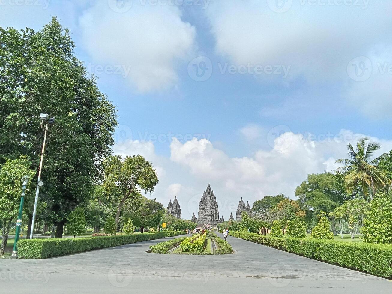 prambanan Tempel Hof mit Bäume im Indonesien foto