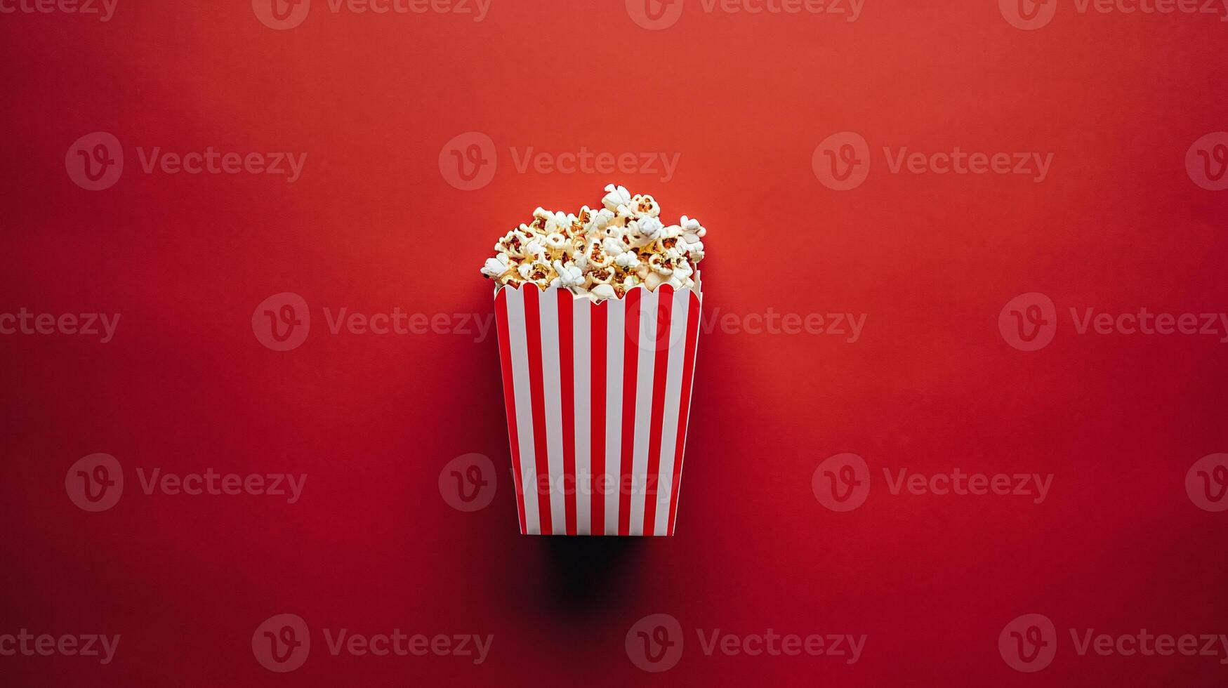 ein auffällig Komposition mit ein verlockend Pack von Popcorn gegen ein beschwingt, monochromatisch Hintergrund foto