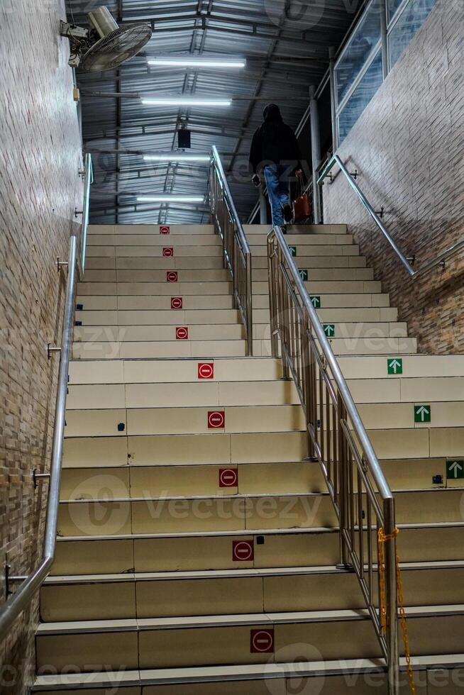 Treppe zu erhalten zu das Zug Bahnhof im zentral Jakarta. foto