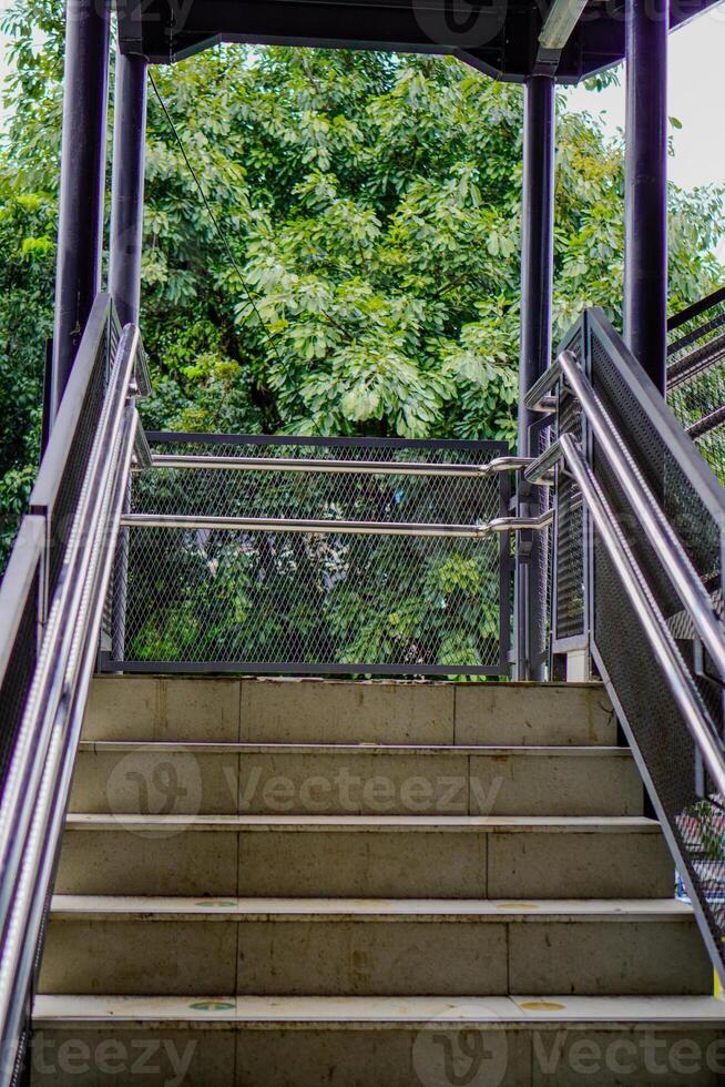 Treppe zu erhalten zu das Zug Bahnhof im zentral Jakarta. foto