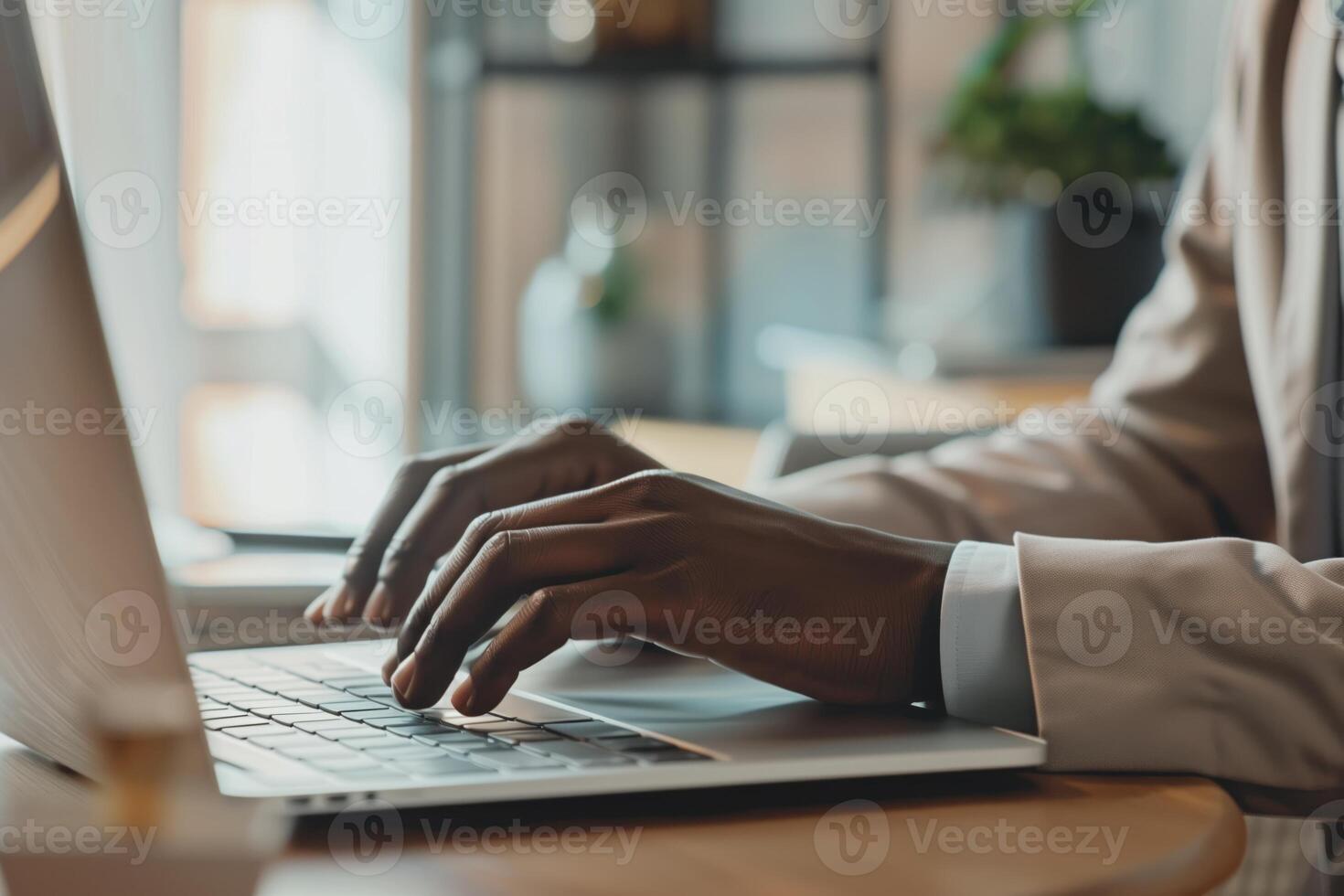 korporativ Geschäftsmann im passen Arbeiten auf Laptop im seine Büro foto