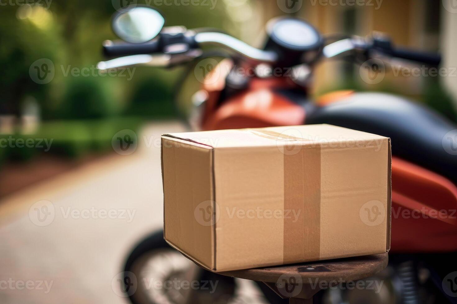 Nahansicht Aussicht von Karton Box platziert auf Sitz von Orange Motorrad. Paket bereit zum Lieferung durch Motorrad, Hervorheben Bequemlichkeit und Geschwindigkeit von eine solche Lieferung Methoden foto