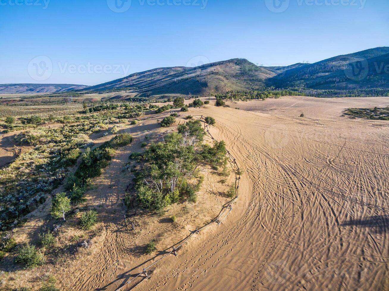 Fußabdrücke und Fahrzeug Spuren auf Sand foto