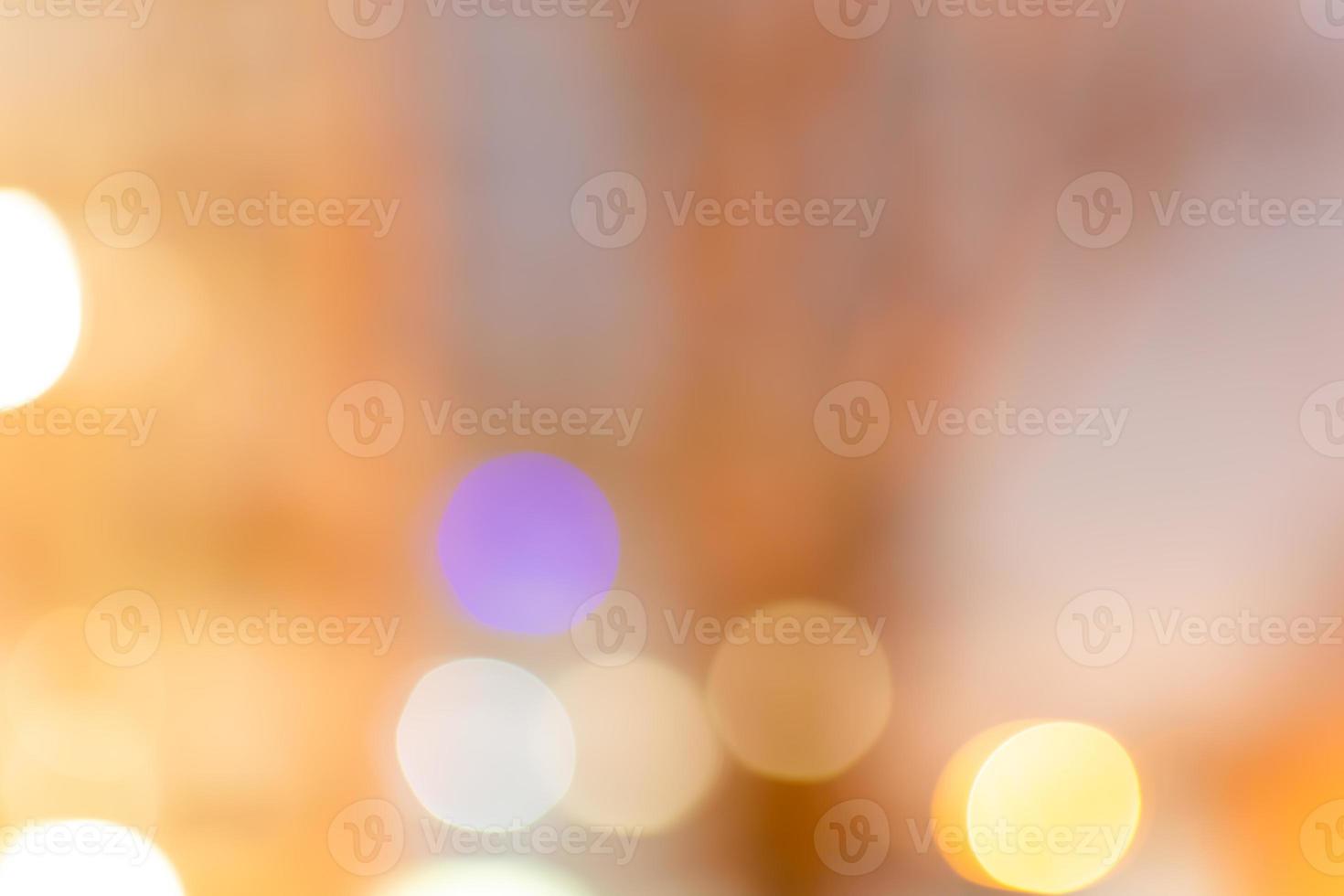 mehrfarbiges Bokeh auf unscharfem orangefarbenem Hintergrund foto