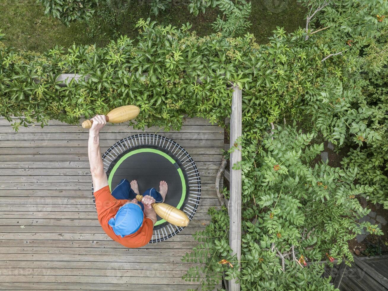 ausüben mit indisch Vereine auf ein Mini Trampolin foto