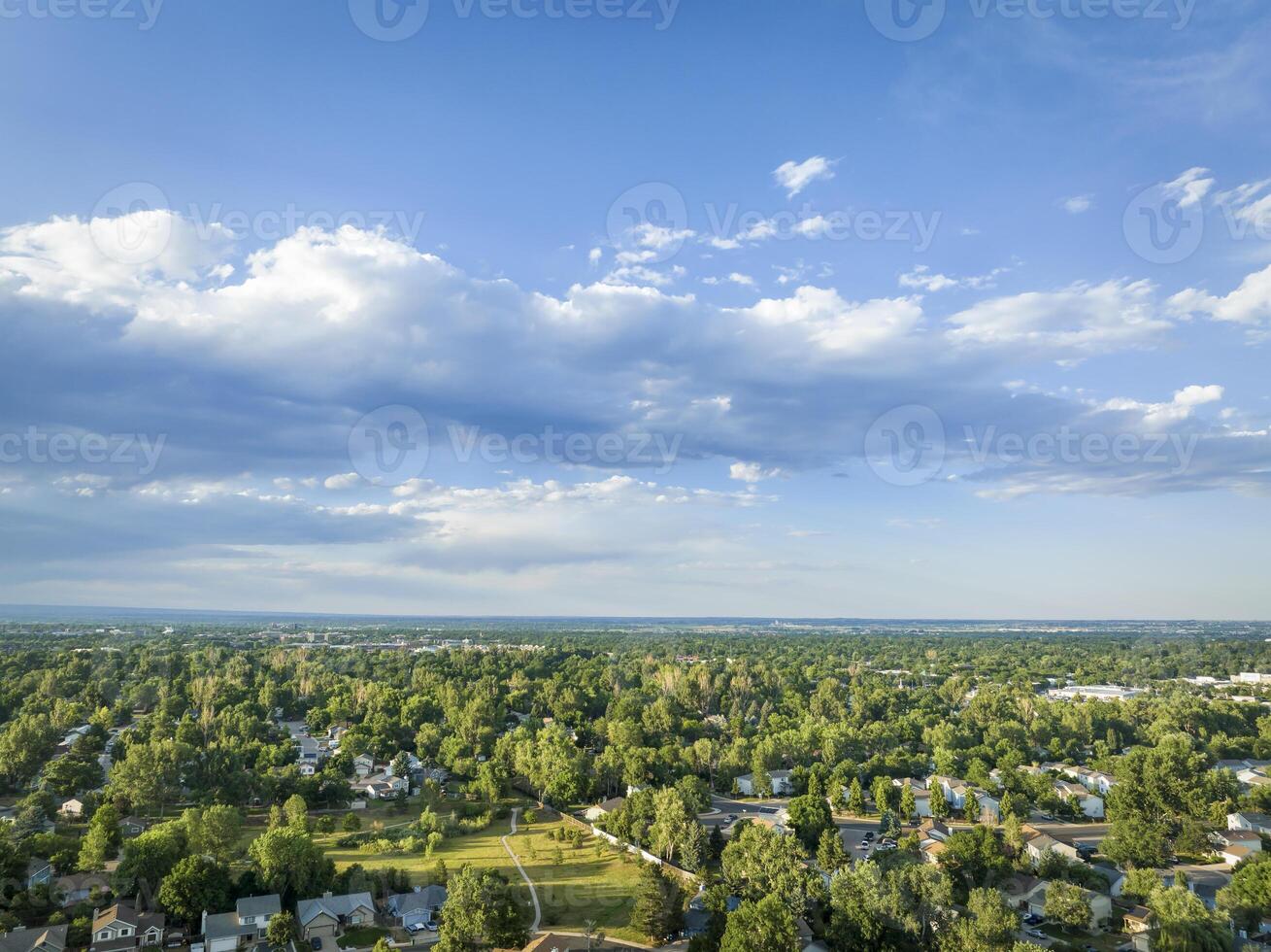 Sommer- Nachmittag Über Wohn Bereich von Fort collins foto