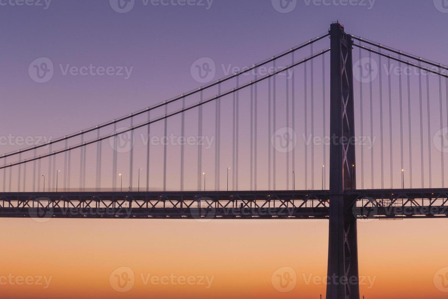 Silhouette von Suspension Brücke beim Dämmerung foto