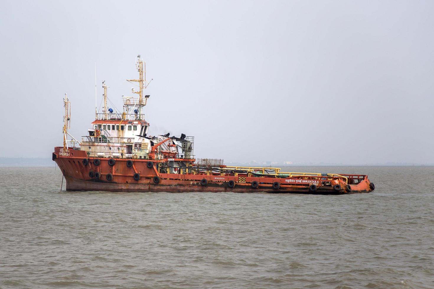 Mumbai, Indien, 11. Oktober 2015 - Industrieschiff in den Gewässern von Mumbai. die Hafen- und Schifffahrtsindustrie beschäftigt viele Einwohner direkt und indirekt. foto