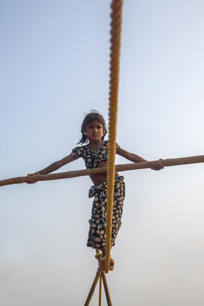 Anjuna, Indien, 14. Oktober 2015 - Unbekannter Goan Mädchen auf einem Drahtseil am Strand von Anjuna. foto