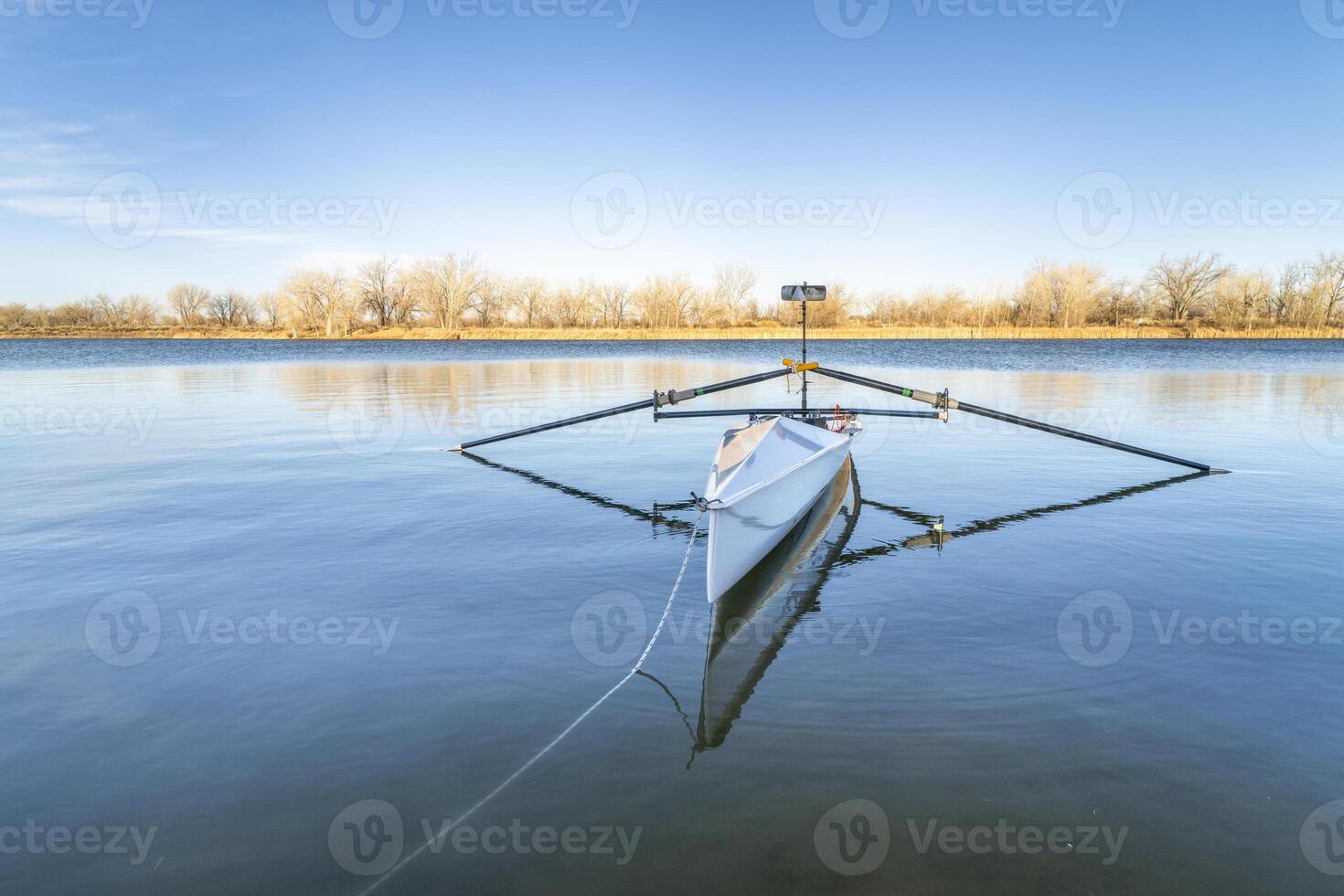 Küsten Rudern Schale durch auf ein See im Nord Colorado im Winter oder früh Frühling Landschaft. foto