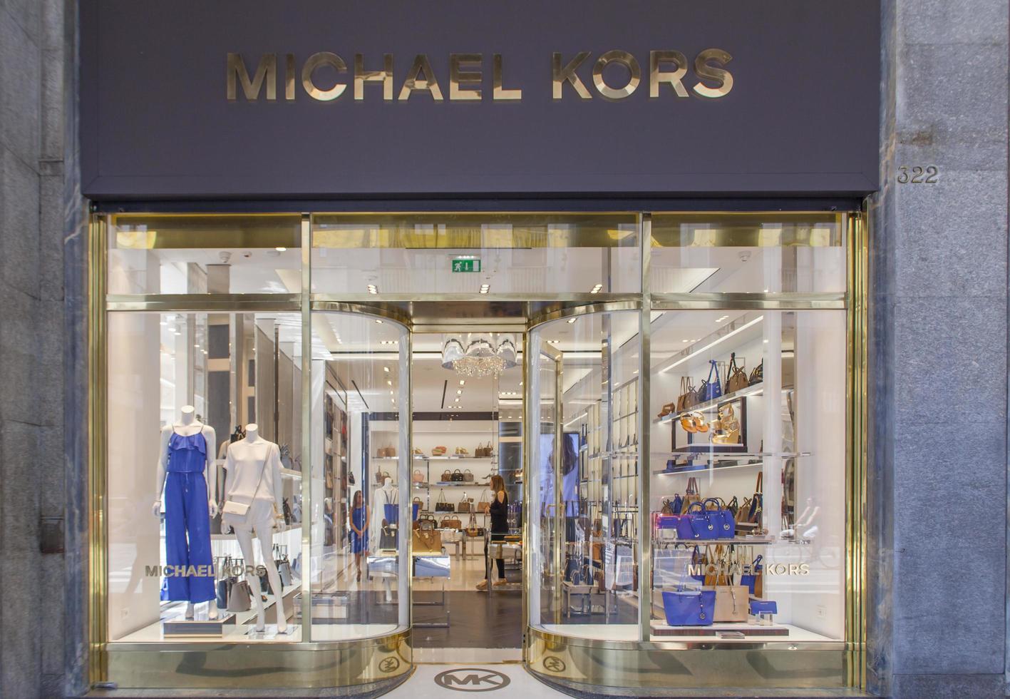 Turin, Italien, 3. Juni 2015 - Blick auf Michael Kors Shop in Turin, Italien. michael kors ist ein in new york ansässiger modedesigner, der für das designen klassischer amerikanischer sportbekleidung für frauen bekannt ist. foto