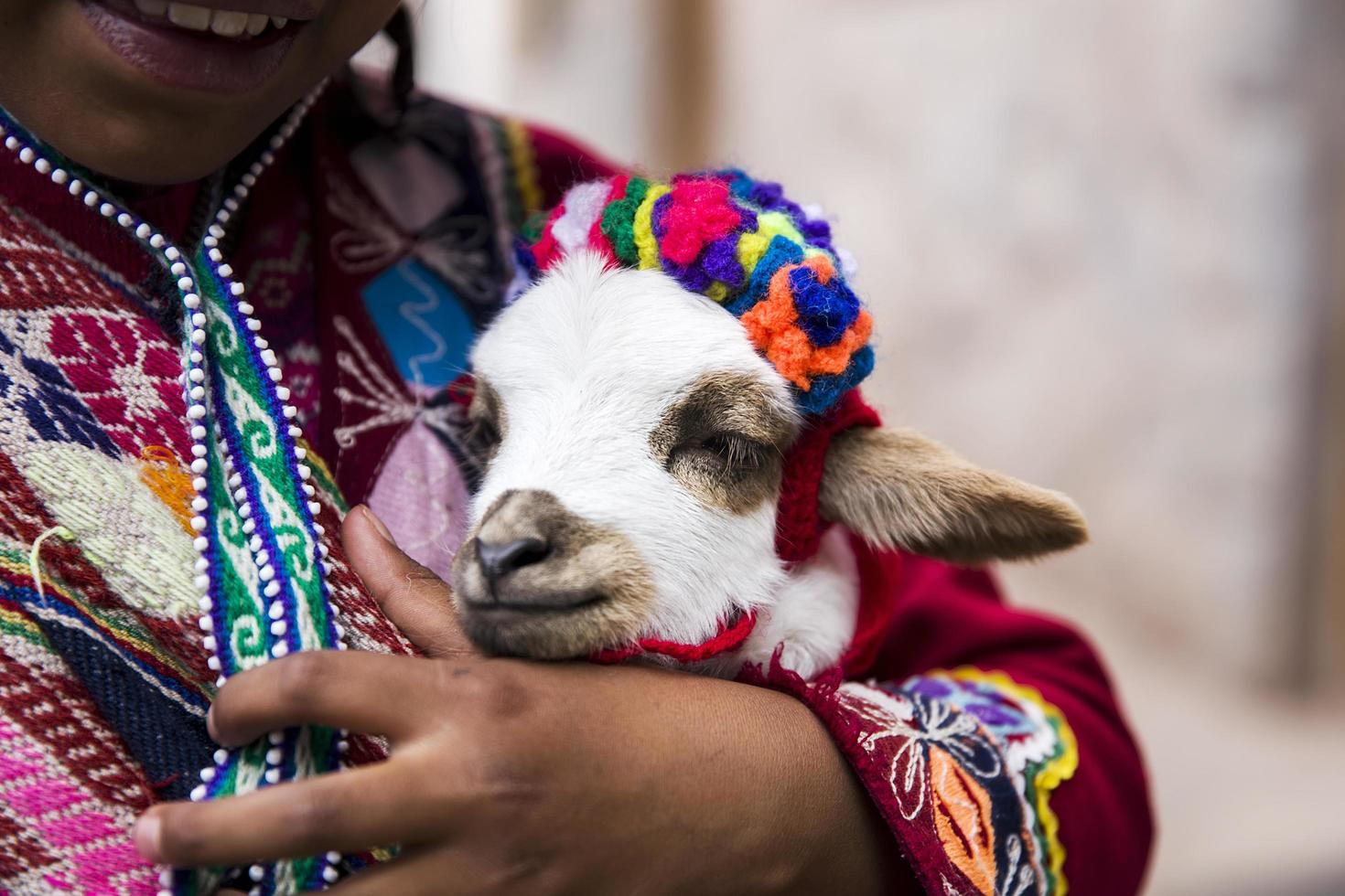 Cusco, Peru, 31. Dezember 2017 - Unbekanntes Mädchen auf der Straße von Cusco, Peru. fast 29 Prozent der Bevölkerung von Cusco sind jünger als 14 Jahre. foto