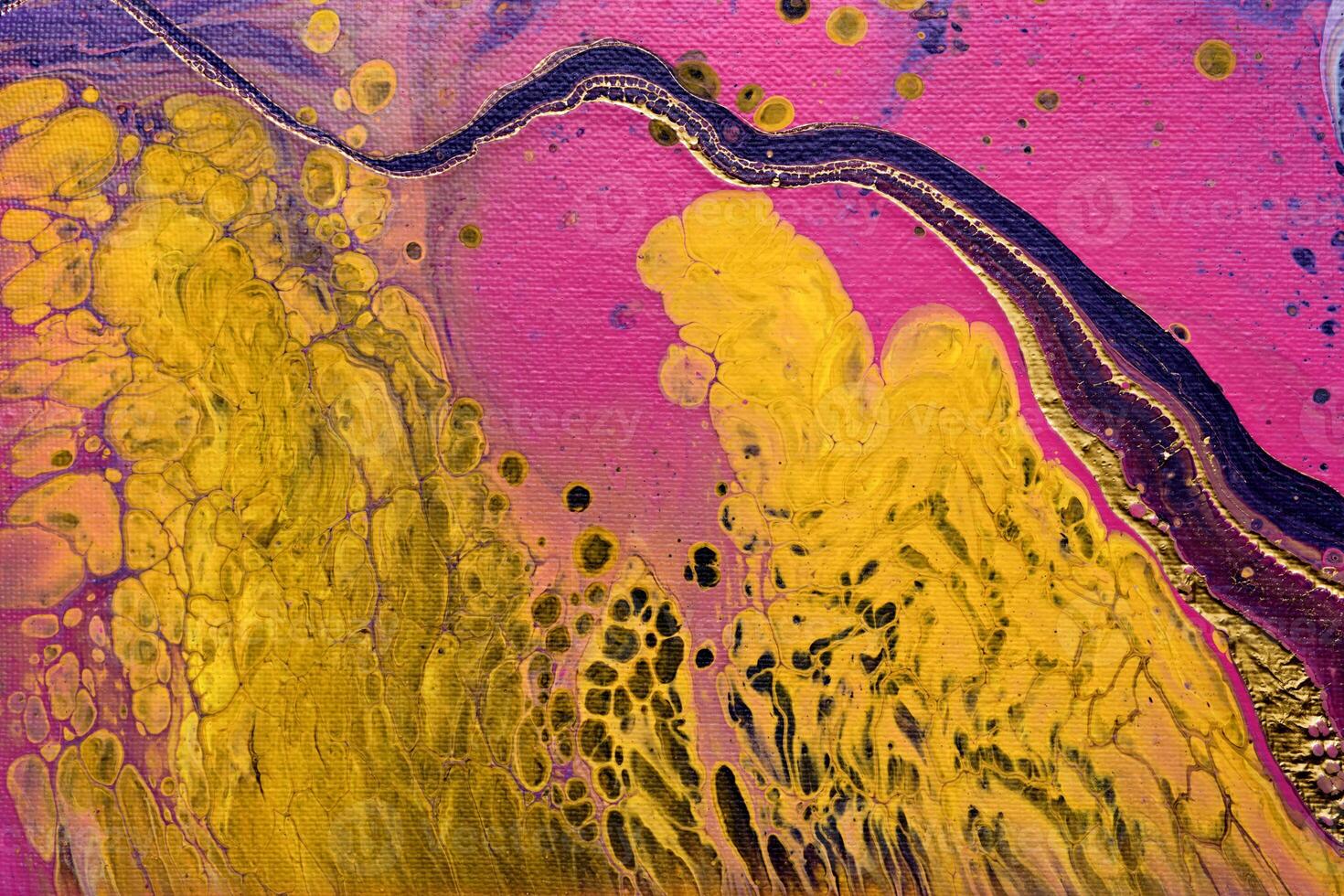 Acryl Flüssigkeit Kunst. Gelb Farbe Luftblasen auf Magenta Wellen. Flüssigkeit Gold Welle auf Leinwand. Digital Dekor. abstrakt Stein Hintergrund oder Textur foto