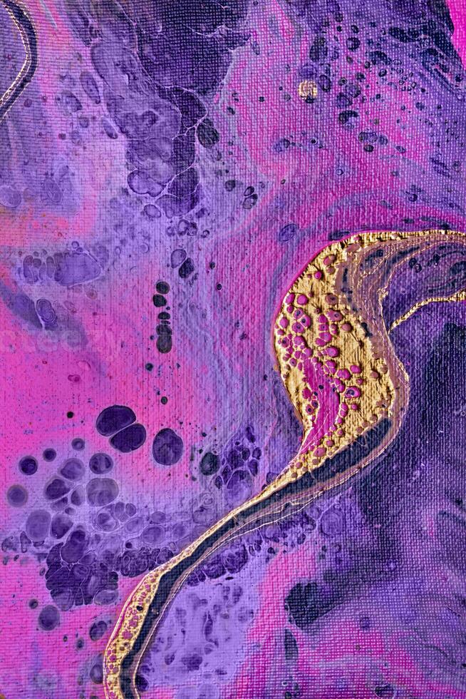 Acryl Flüssigkeit Kunst. lila Farbe Luftblasen auf Magenta Wellen. Flüssigkeit Gold Welle auf Leinwand. Digital Dekor. abstrakt Stein Hintergrund oder Textur foto