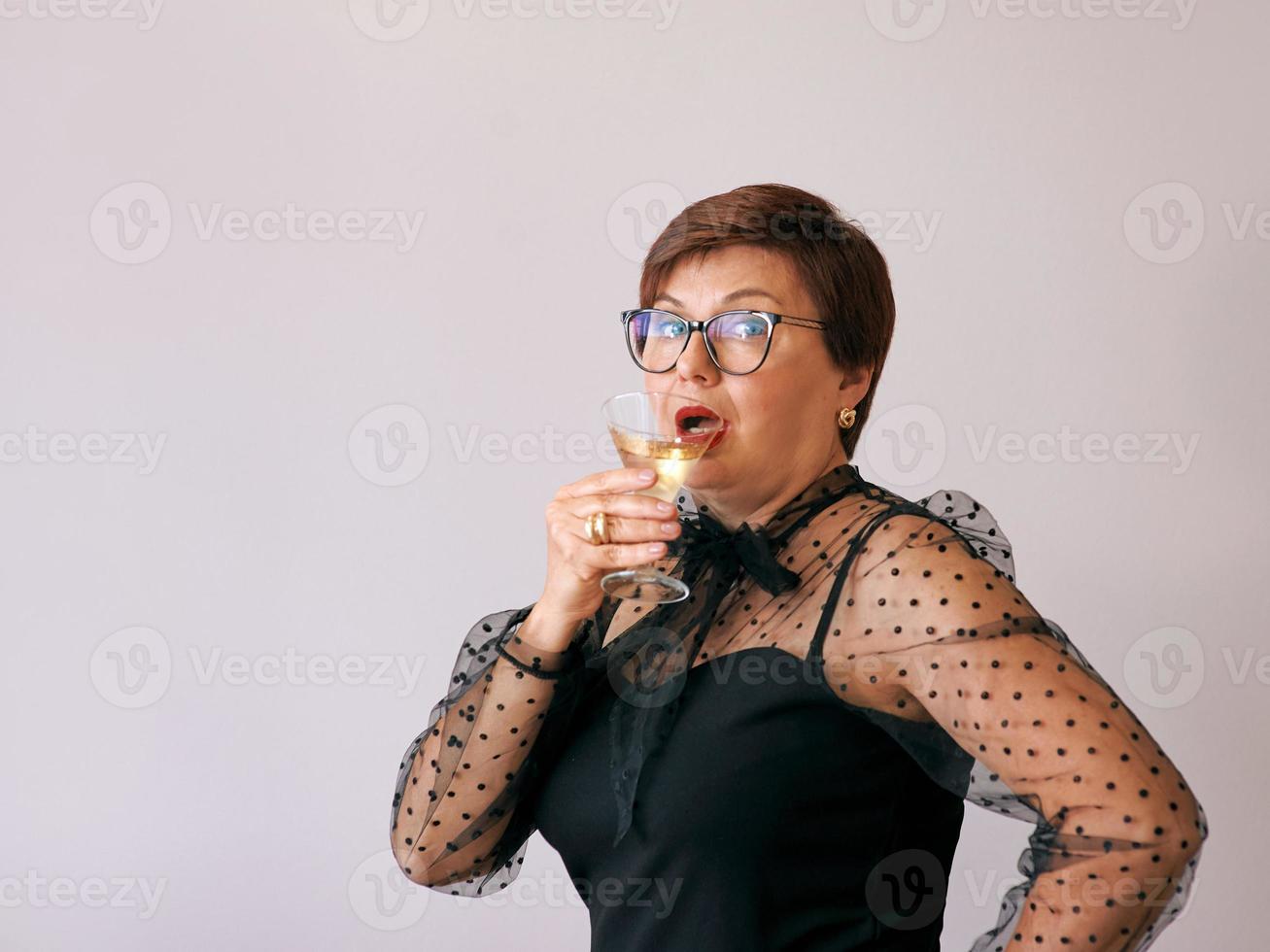 stilvolle reife ältere frau mit glas wein. Spaß, Party, Stil, Lifestyle, Arbeit, Alkohol, Feierkonzept foto