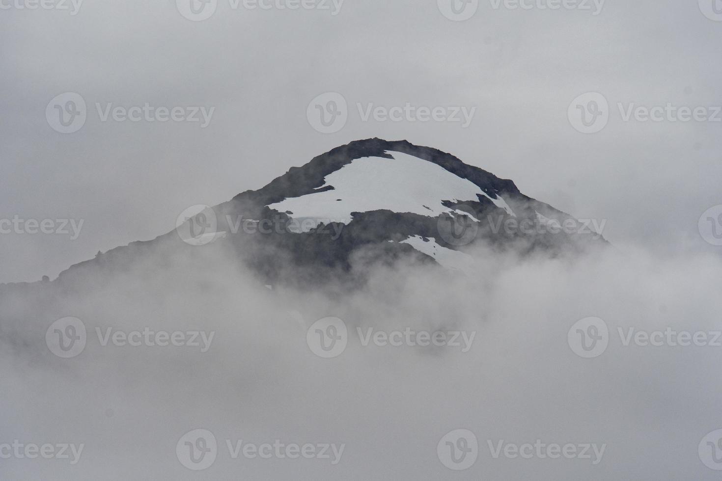 Bergnebel entlang des Endicott Arms, Alaska foto