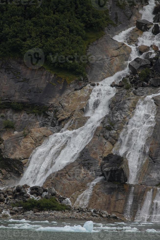 Wasserfall und prekärer Felsbrocken, Endicott Arm, Alaska foto