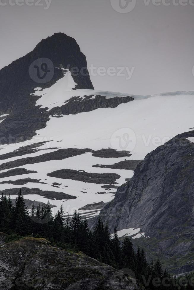 zerklüftete Berge und Schneeberme, Endicott Arm, Alaska foto